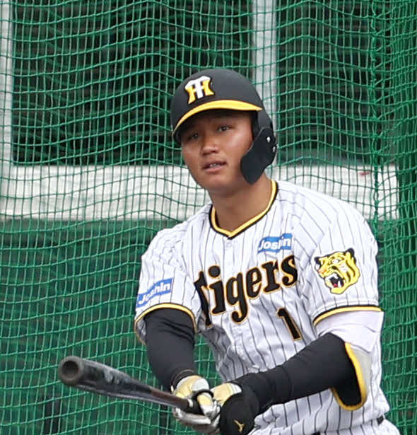 フリー打撃でビーズリー（手前）から森下は中飛に打ち取られる（撮影・上山淳一）