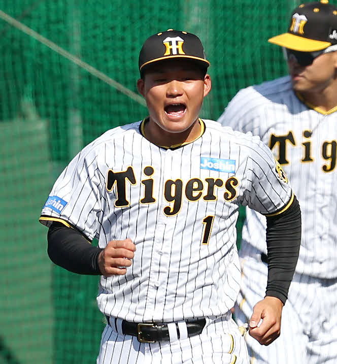 森下翔太（手前）はスパイク走で声を出す（撮影・上山淳一）