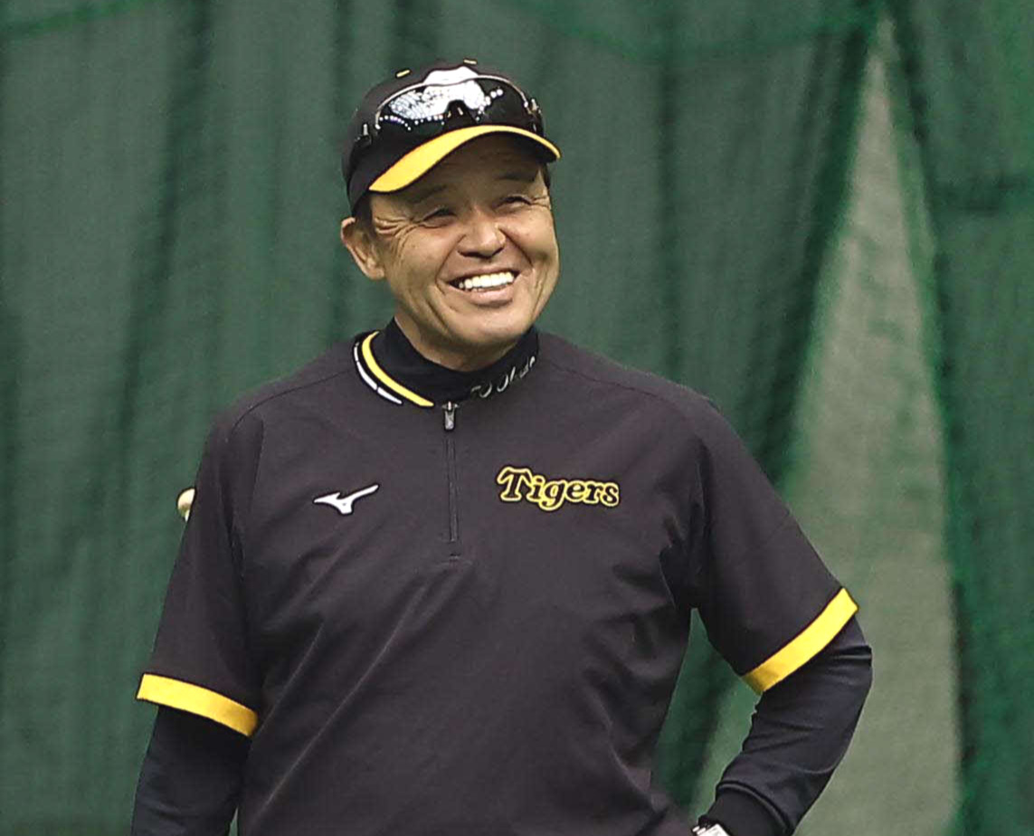 笑顔を見せる岡田監督（撮影・上田博志）