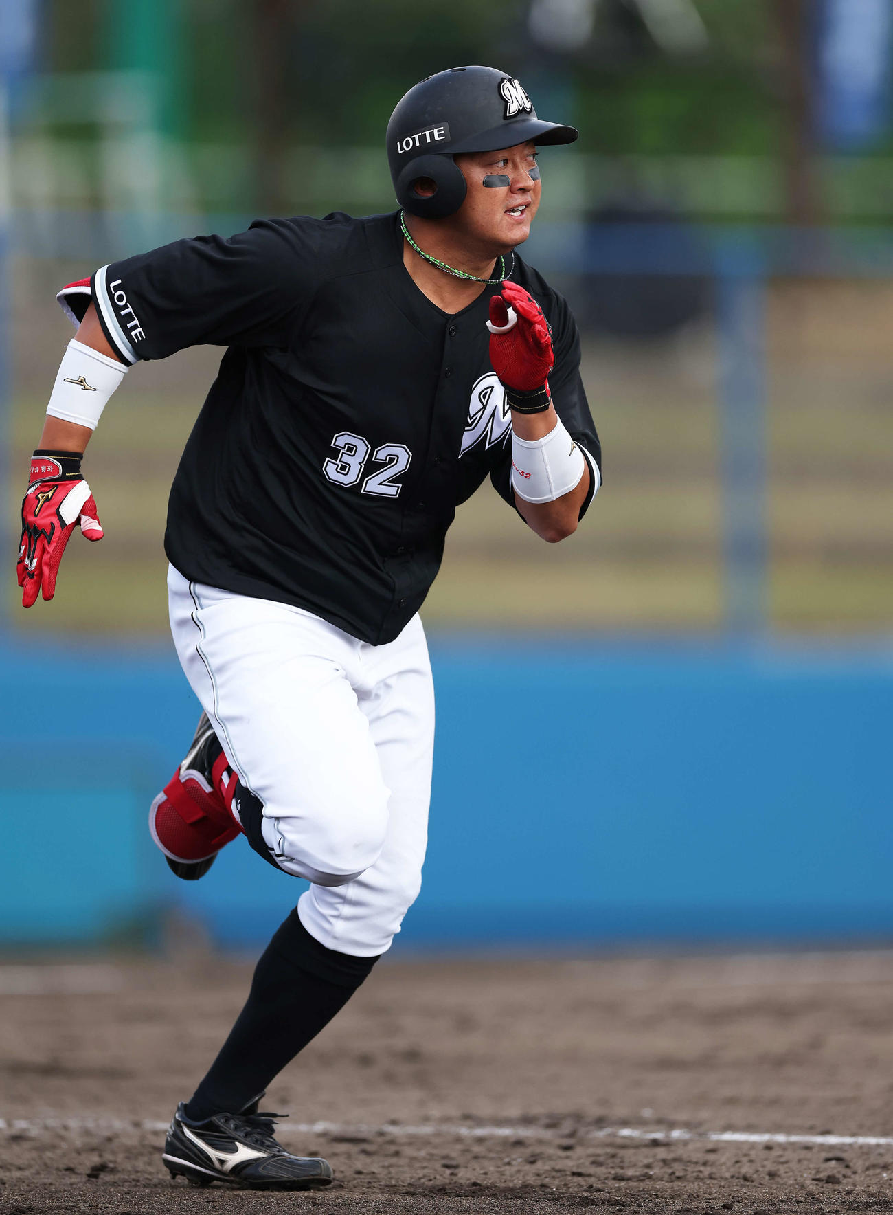 DeNA対ロッテ　7回表1死、中越えソロ本塁打を放つ佐藤都（撮影・河田真司）