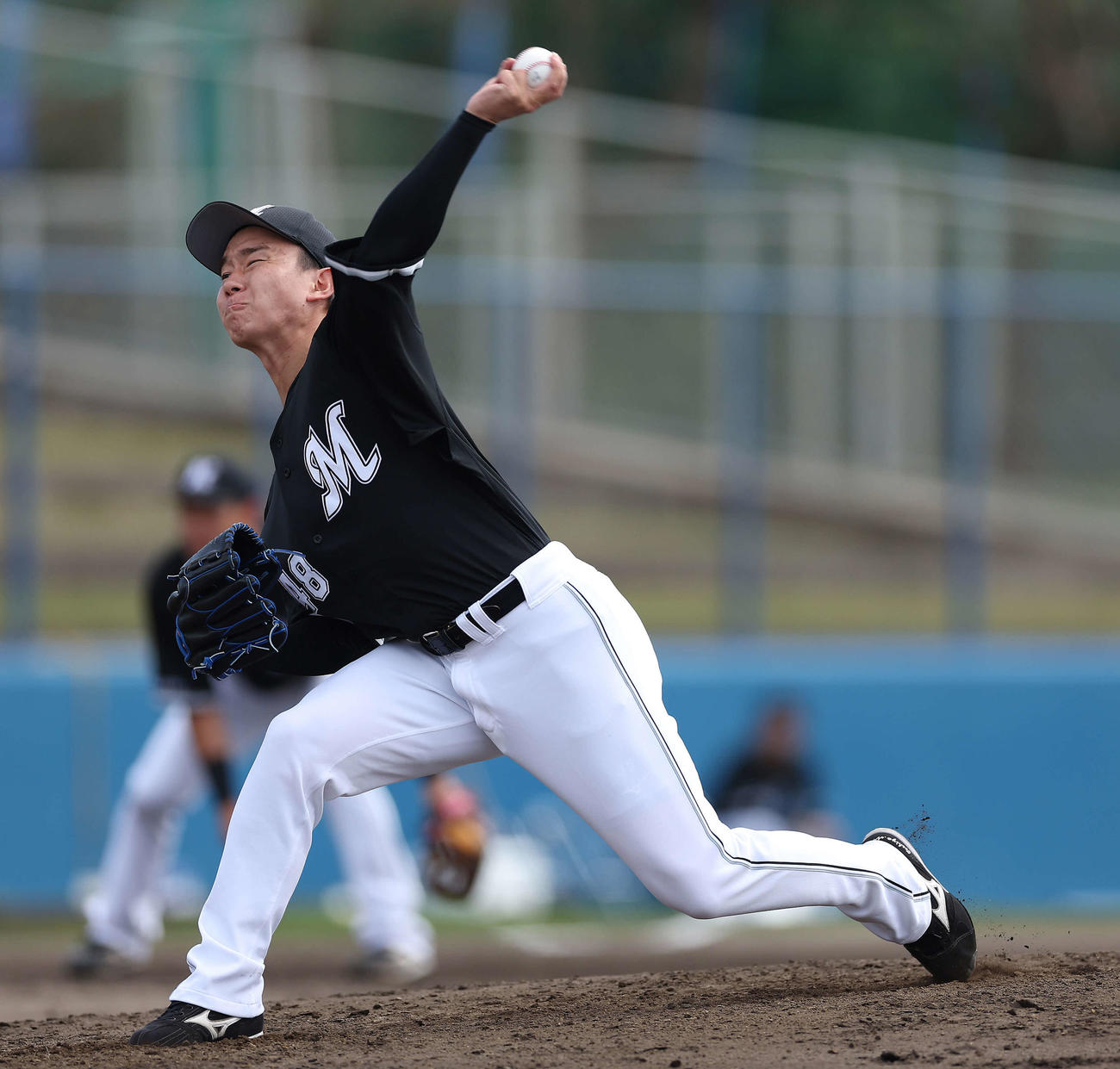 DeNA対ロッテ　3回裏、ロッテ2番手で登板する中村稔（撮影・河田真司）