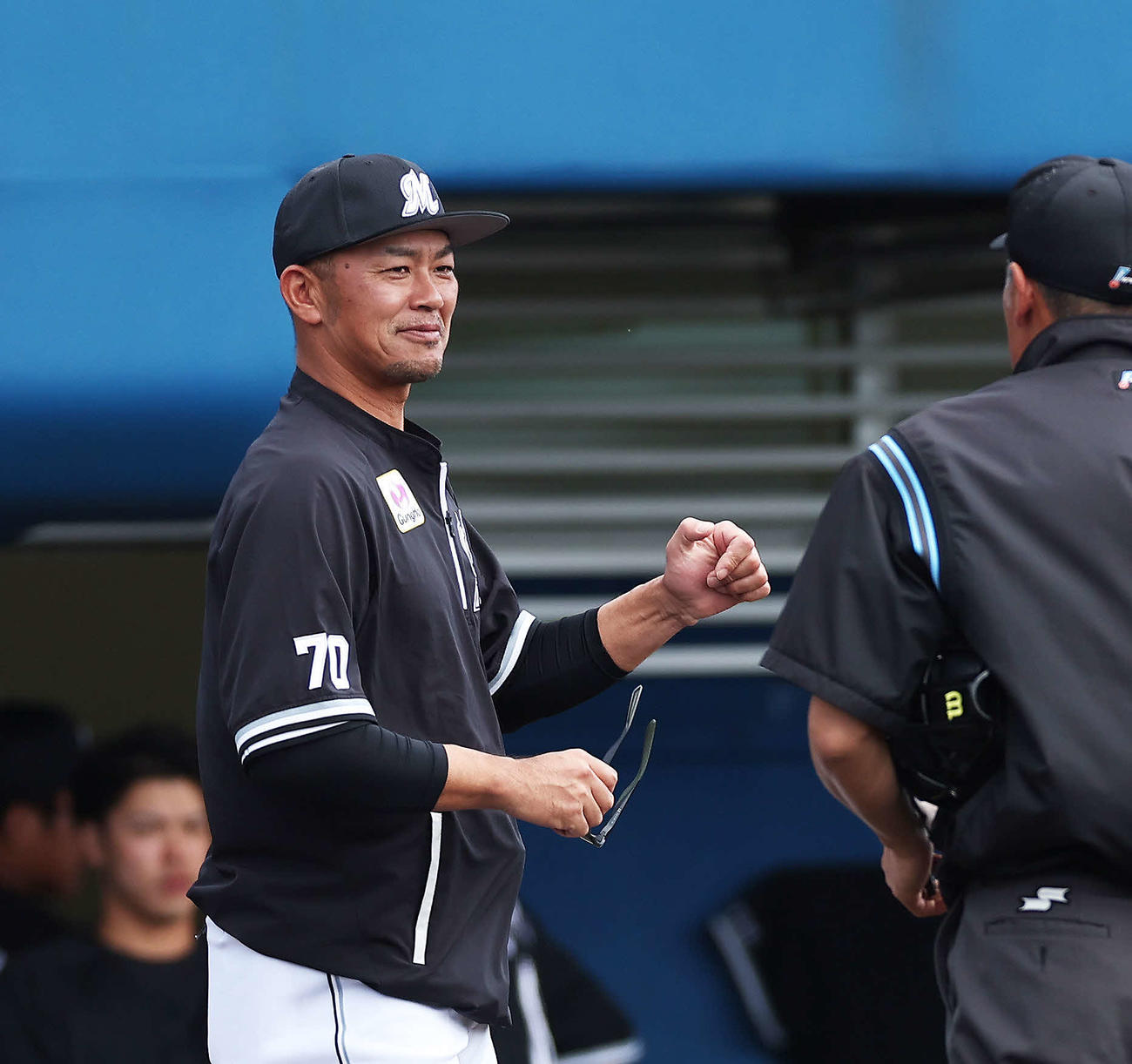 DeNA対ロッテ　3回表を終え、選手交代を告げる福浦監督代行（撮影・河田真司）