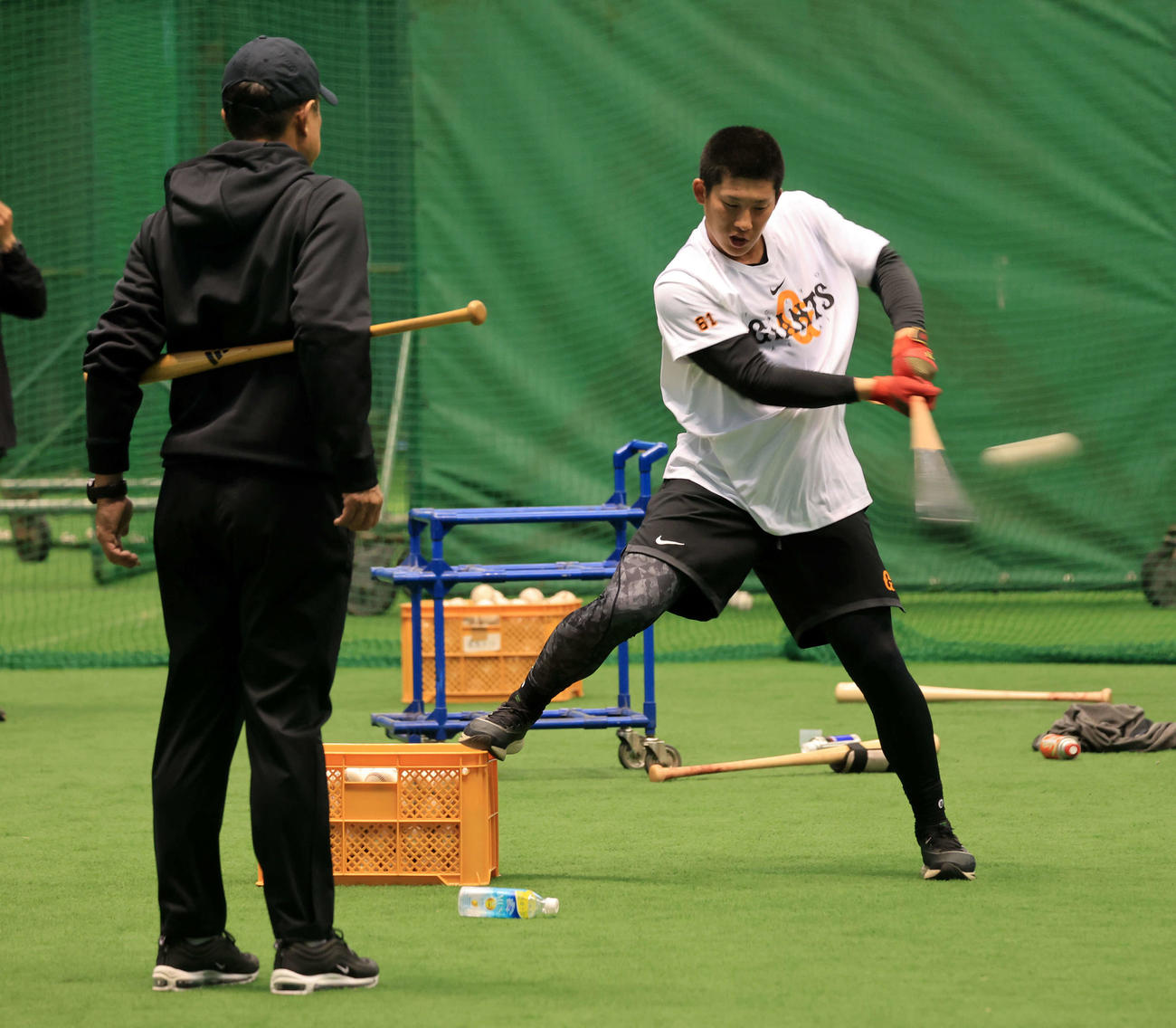 アーリーワークで、巨人原監督（手前）が見つめる中、ティー打撃する増田陸（撮影・浅見桂子）