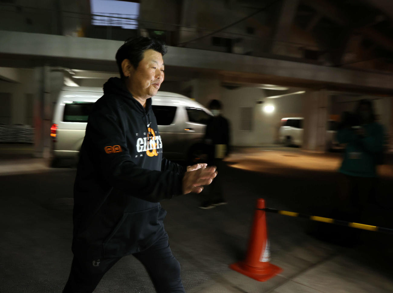 アーリーワークで、室内練習場に入る大久保打撃チーフコーチ（撮影・浅見桂子）