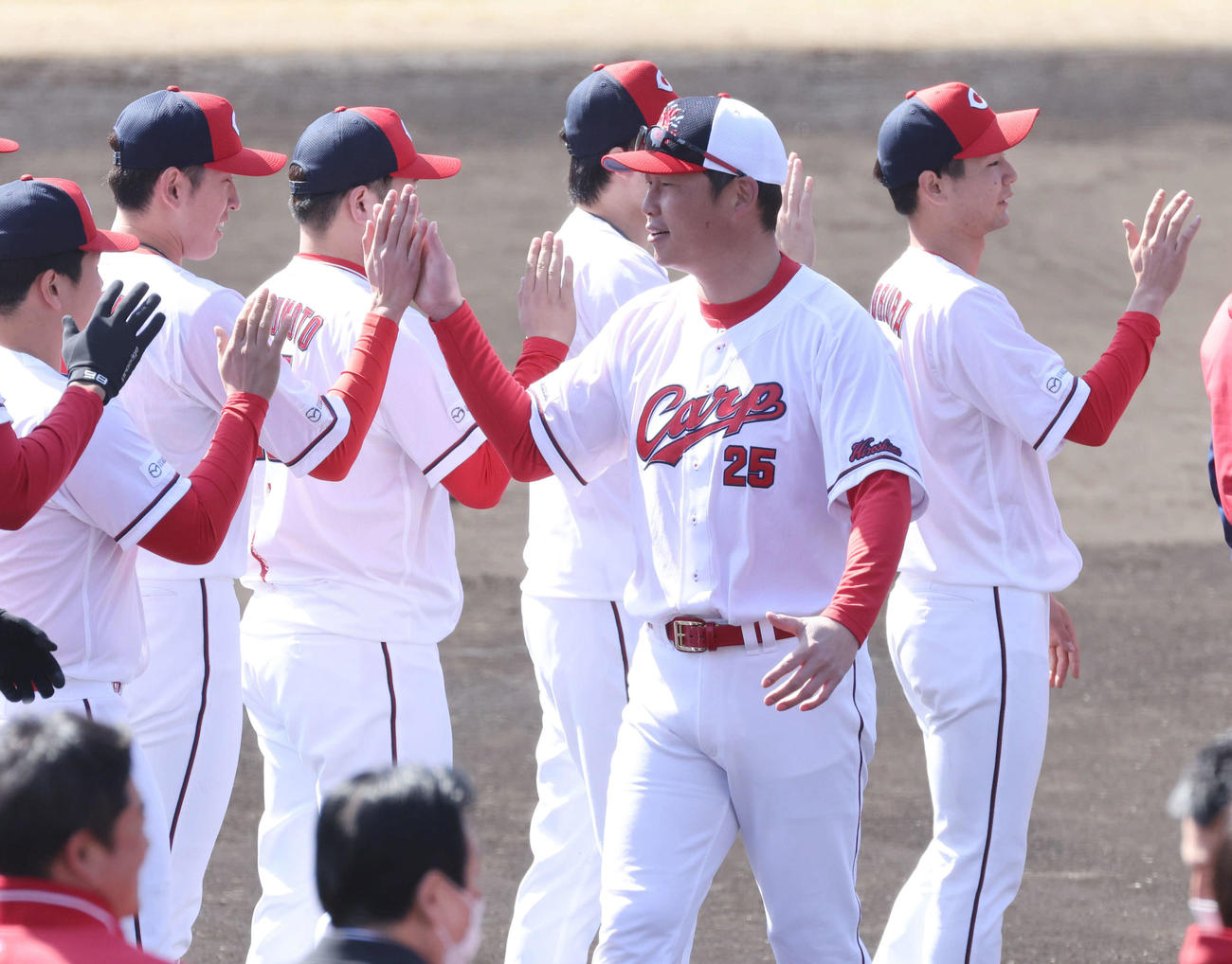 15日、ナインらとハイタッチする新井監督（撮影・加藤孝規）