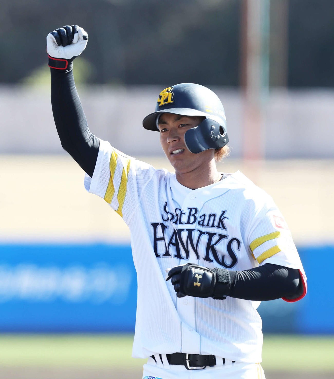 紅白戦の4回裏、今宮は中前適時打を放ちガッツポーズをする（撮影・屋方直哉）