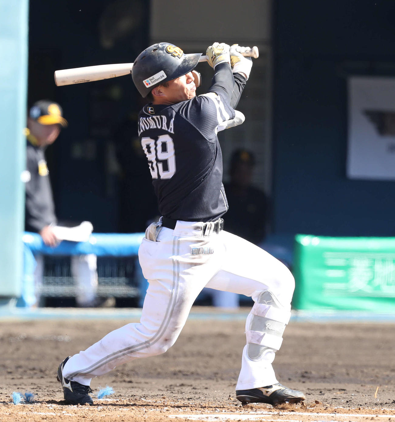 紅白戦の3回表、野村勇は右前安打を放つ（撮影・屋方直哉）
