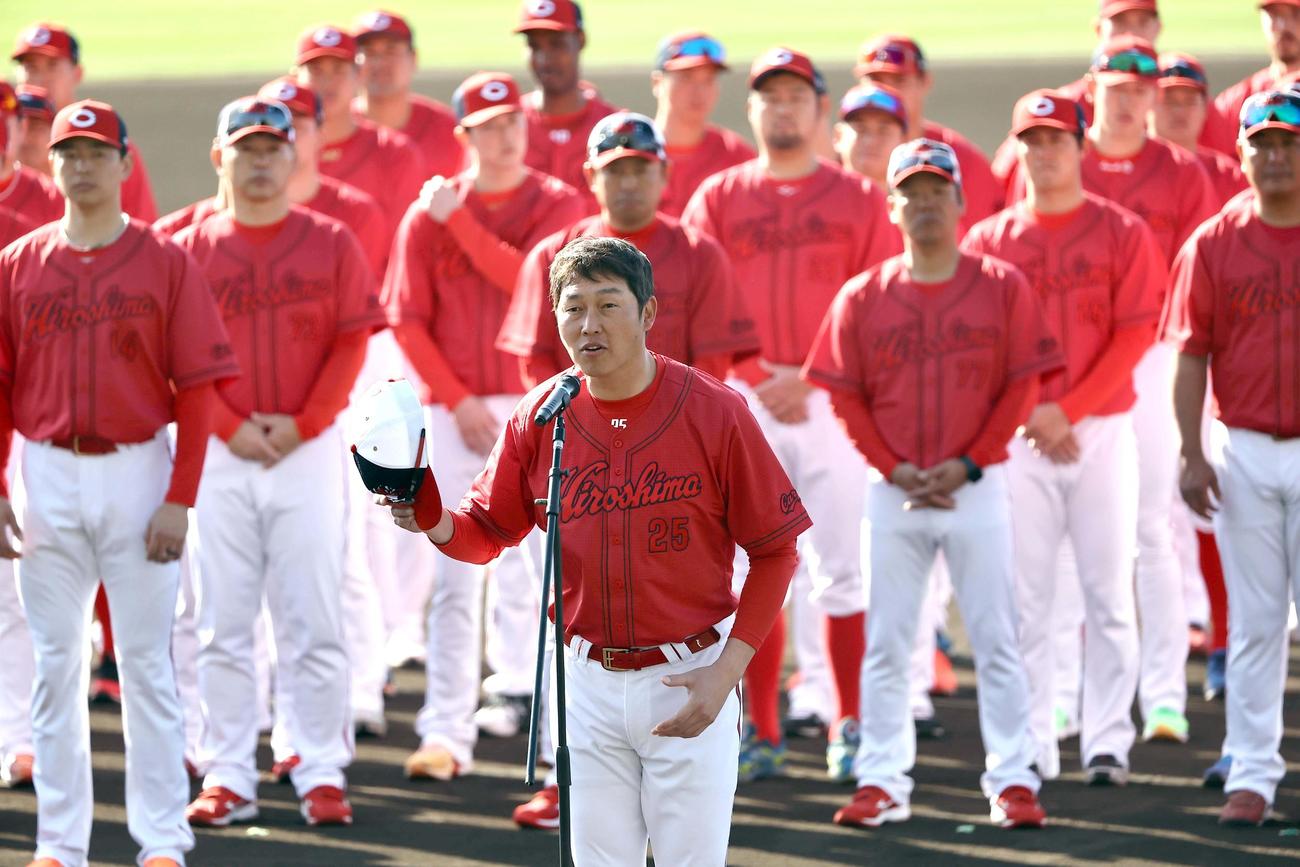 歓迎式であいさつをする新井監督（撮影・上田博志）
