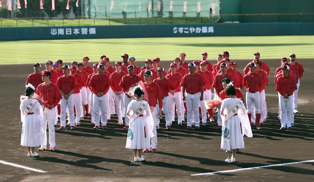 新井貴浩監督（中央）はミスハイビスカスから花束を受け取る（撮影・上田博志）