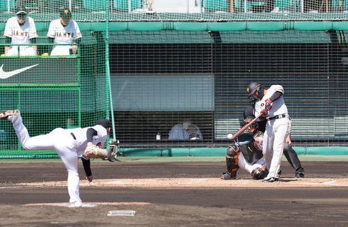 巨人紅白戦　2回表紅組2死二、三塁、先制の2点適時打を放つ湯浅。投手井上（撮影・宮地輝）