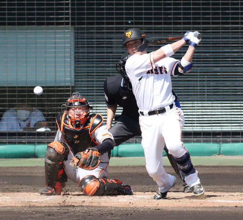 2回裏白組2死満塁、中前に2点適時打を放つ小林（撮影・宮地輝）