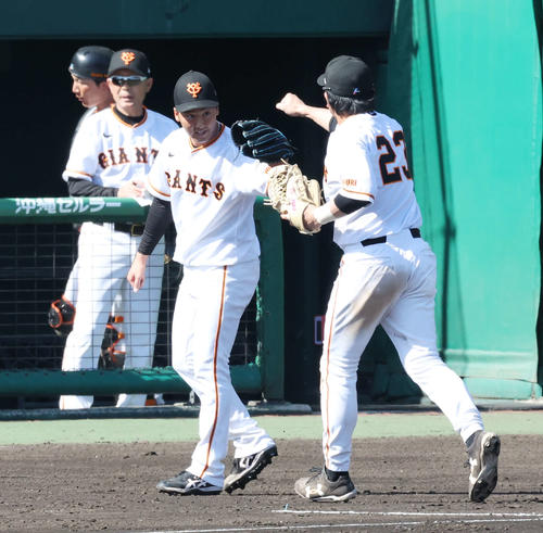 7回表紅組の攻撃を無失点に抑え、松田（手前右）とタッチを交わす船迫（同左）（撮影・宮地輝）