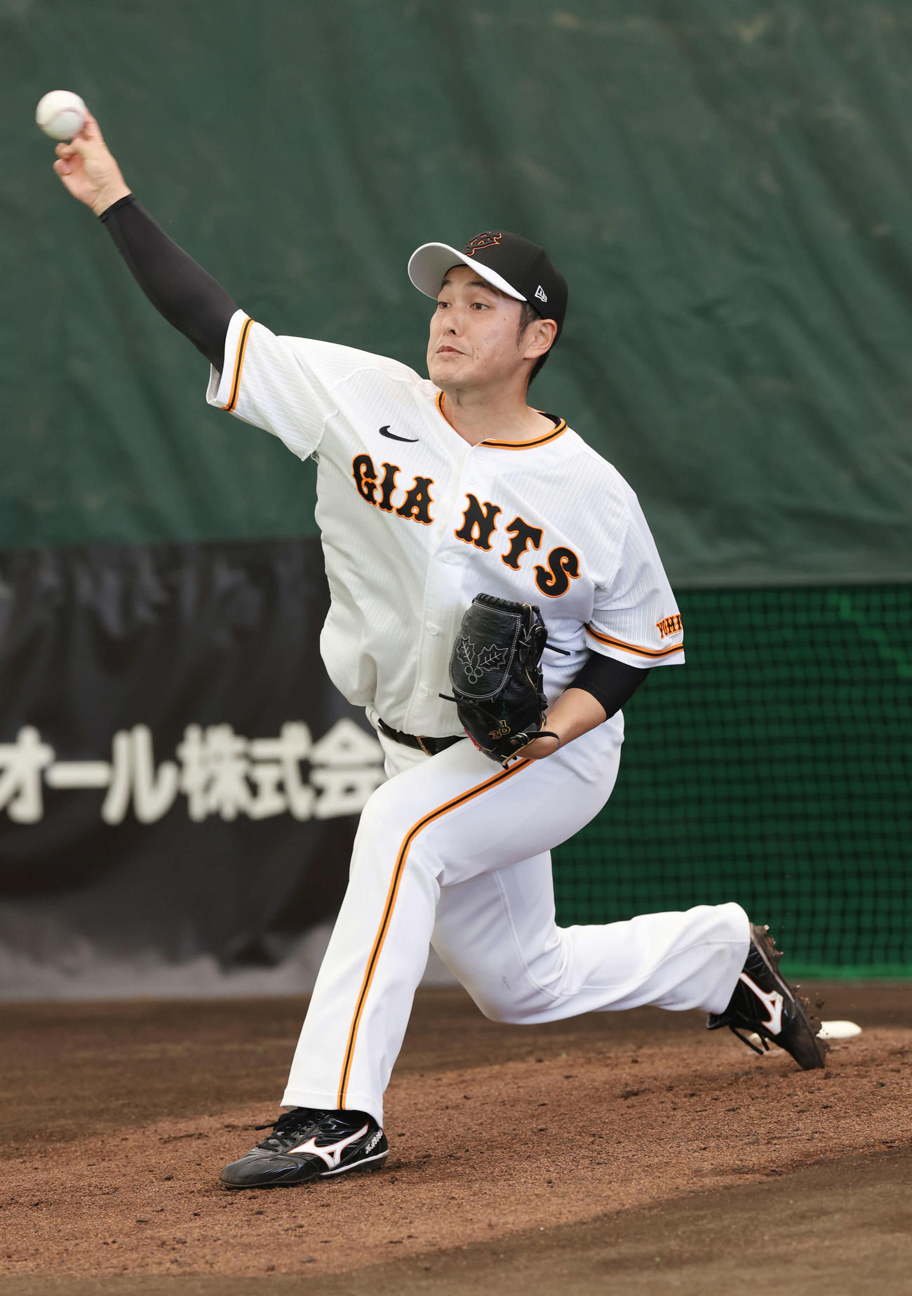 ブルペンで力投する巨人鍵谷（撮影・宮地輝）