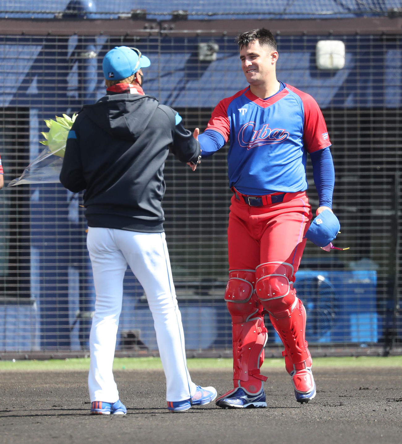 日本ハム対キューバ　日本ハム新庄監督（左）から花束を贈呈されるキューバ代表のA・マルティネス（撮影・佐藤翔太）