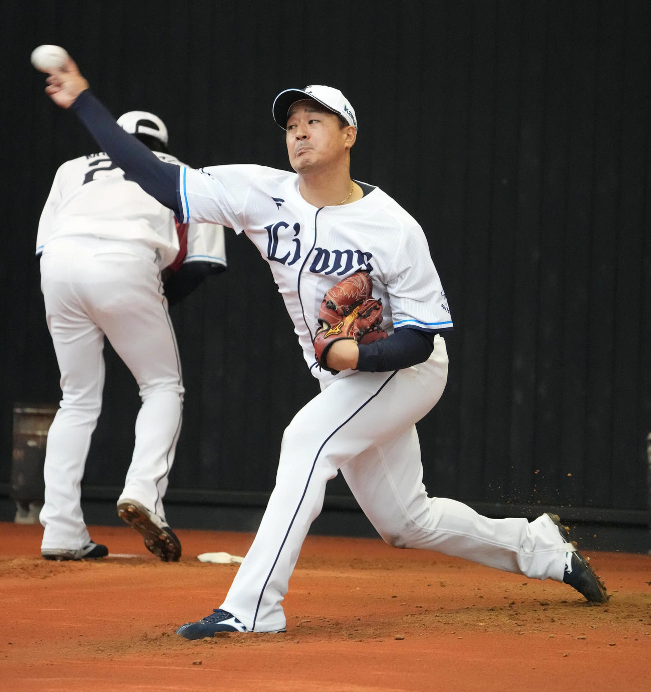 6日、ブルペンで投球する西武平井（撮影・小沢裕）