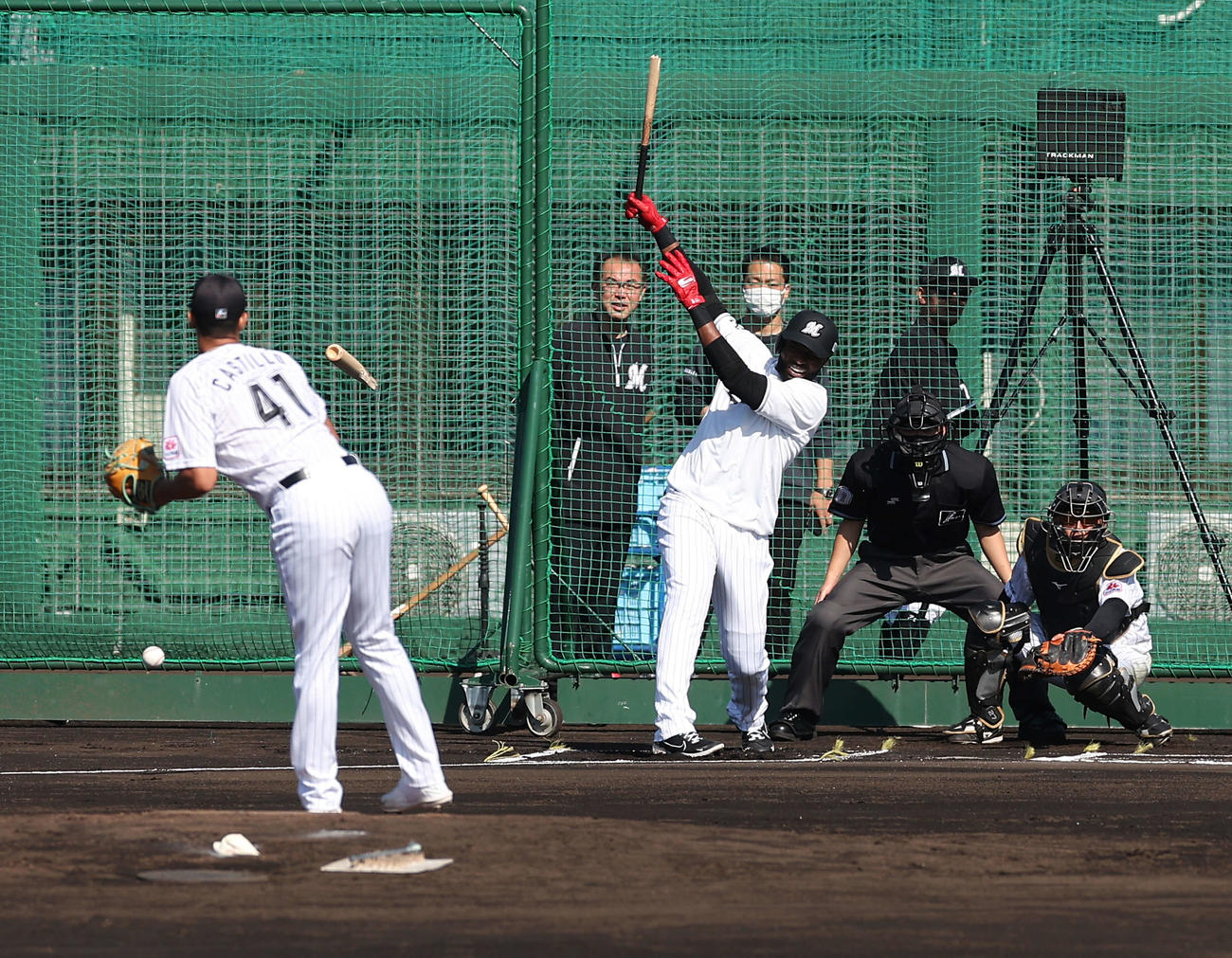 実戦形式の打撃練習でポランコのバットを折るロッテ・カスティーヨ（撮影・河田真司）