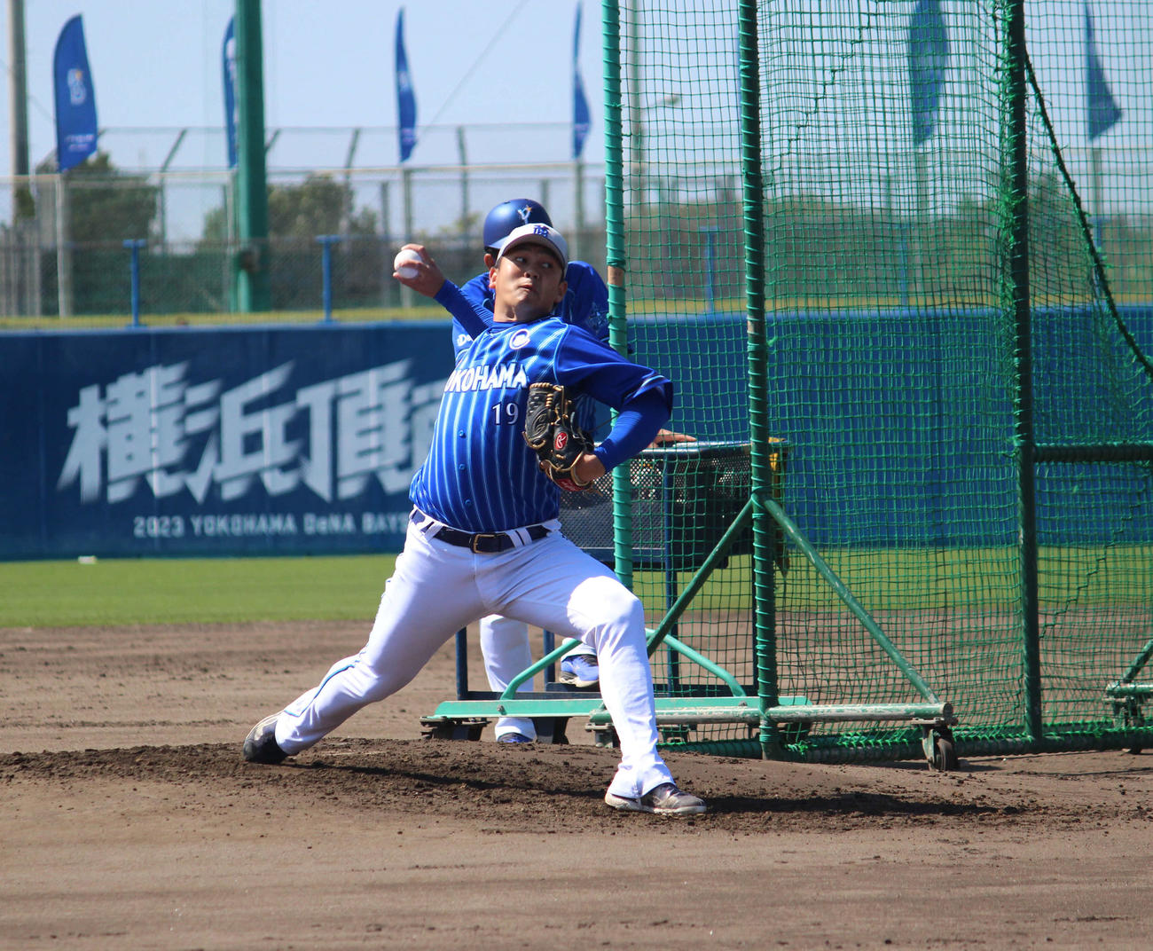 ライブBPに登板したDeNA山崎（撮影・久保賢吾）