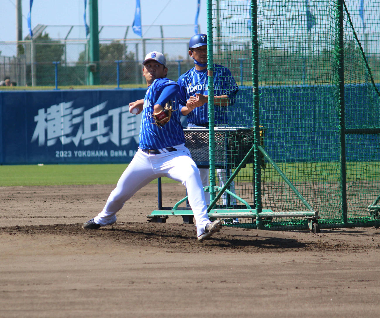 ライブBPに登板したDeNA山崎（撮影・久保賢吾）