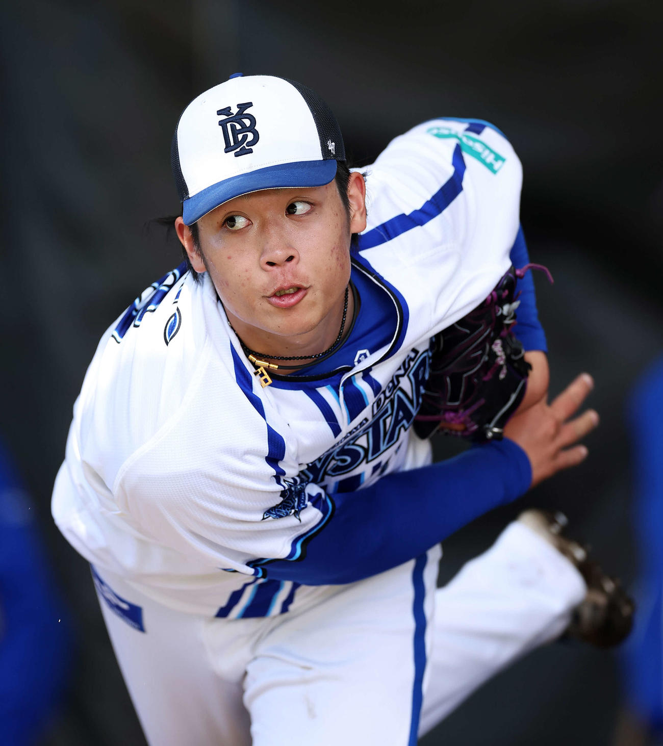 ブルペンで投球するDeNA小園健太（2023年2月16日撮影）