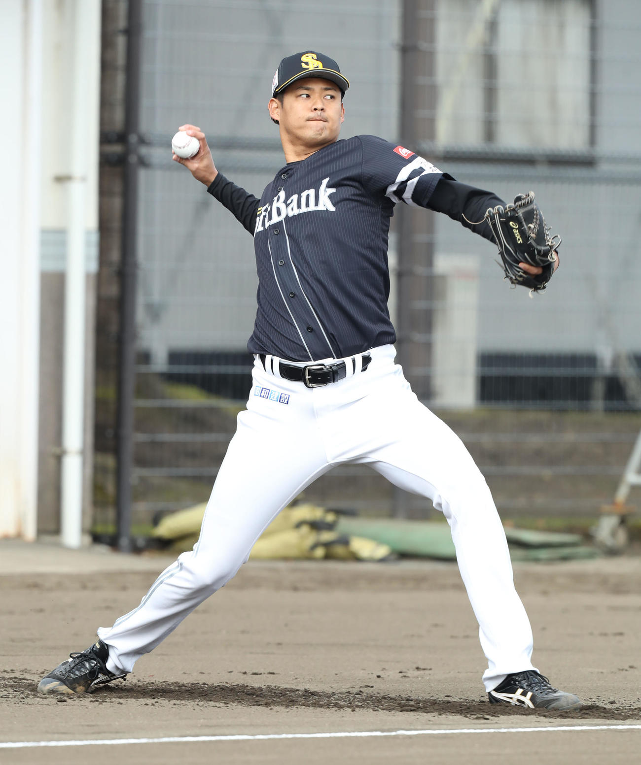 キャッチボールを行う椎野（撮影・屋方直哉）