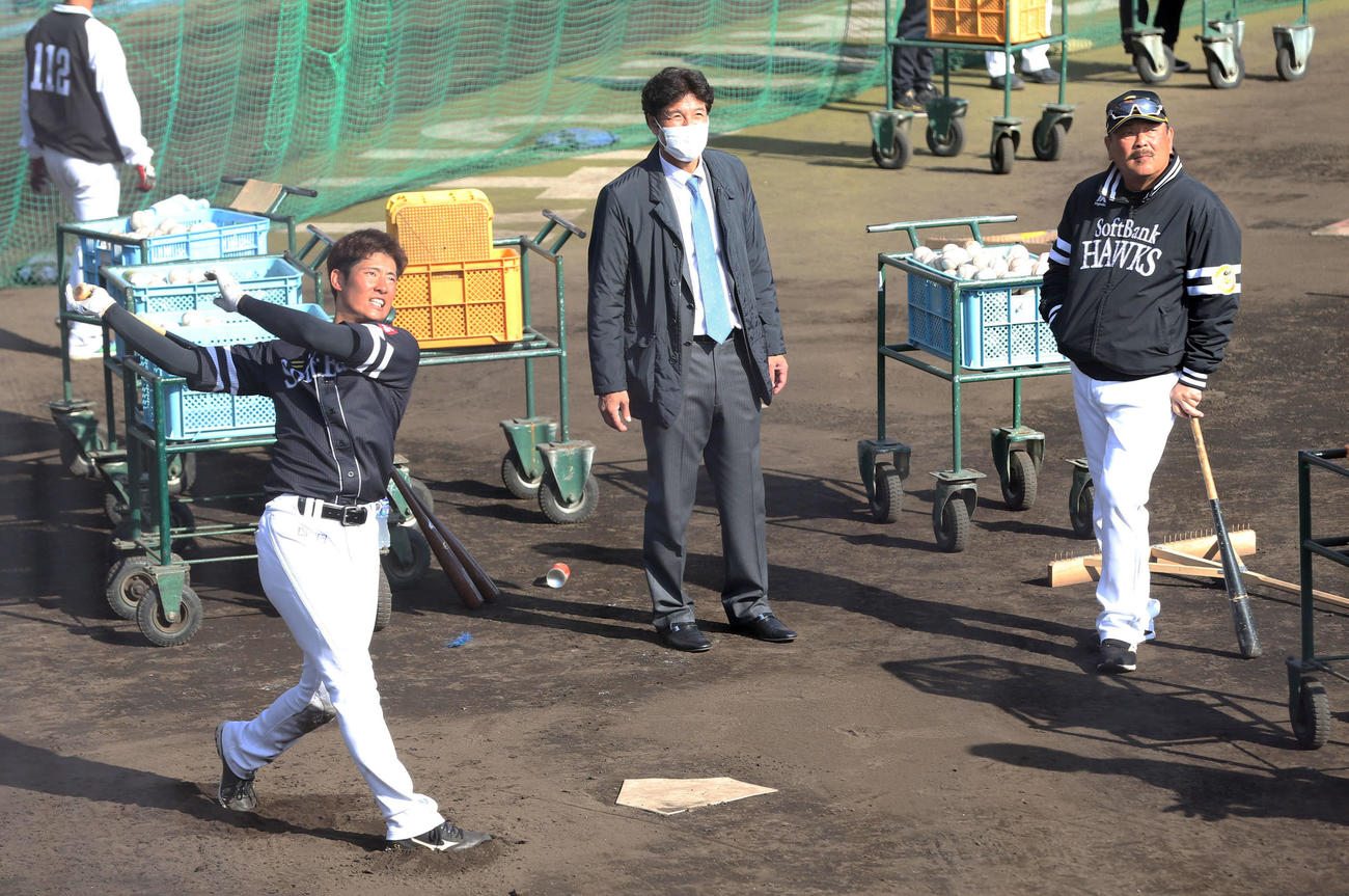 秋山氏（中央）と藤本監督（右）に見守られながら特打を行う上林（撮影・屋方直哉）