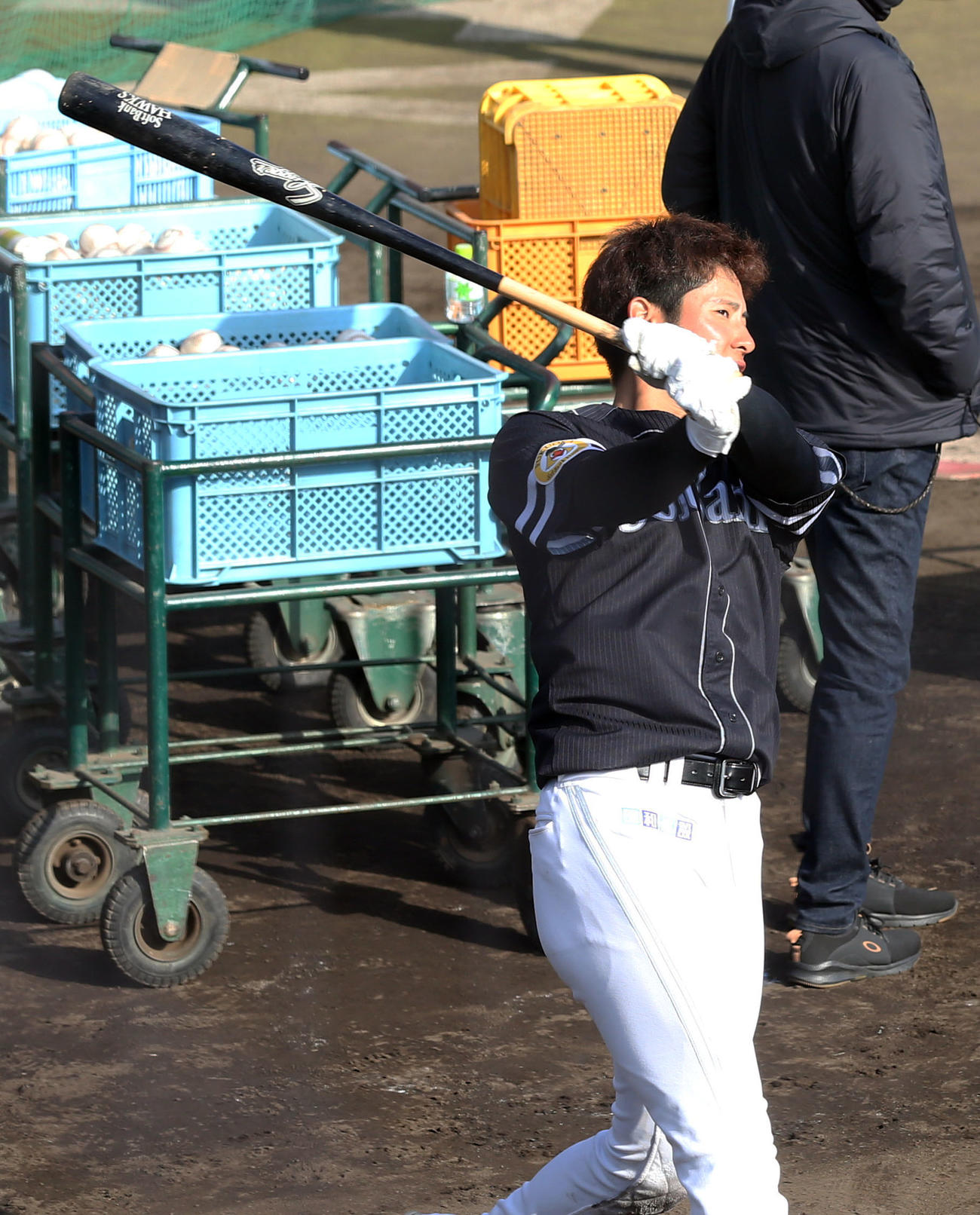 長尺バットで特打を行う上林（撮影・屋方直哉）