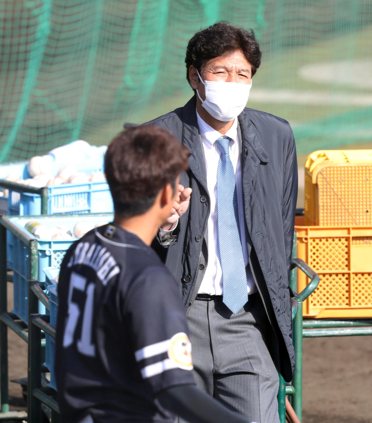 上林（手前）にアドバイスを送る秋山氏（撮影・屋方直哉）