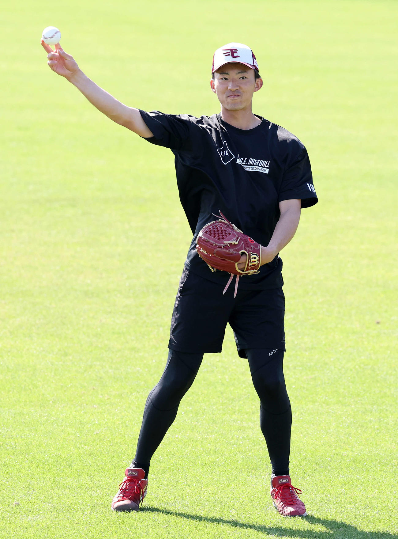キャッチボールする楽天荘司（撮影・鈴木正人）