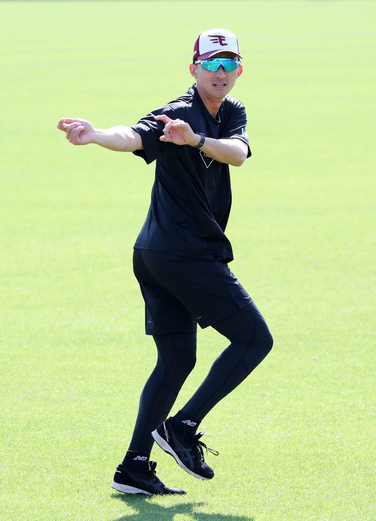 アップ中、軽やかなステップを踏む楽天荘司（撮影・鈴木正人）