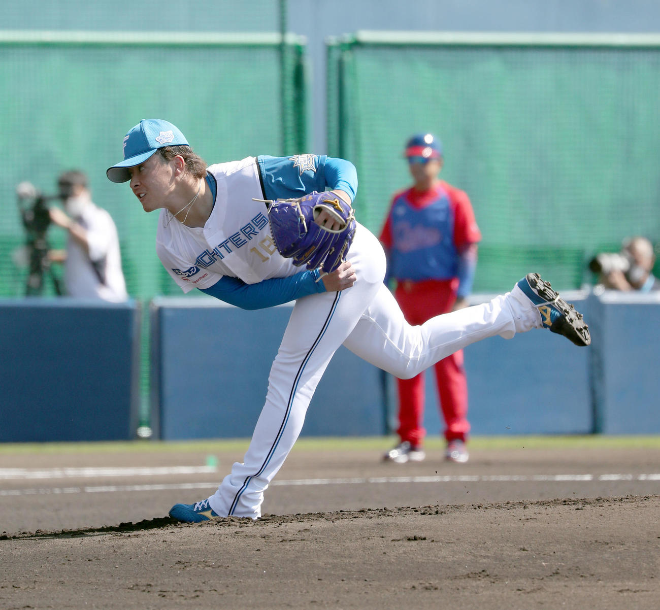 日本ハム対キューバ　力投する吉田（撮影・佐藤翔太）