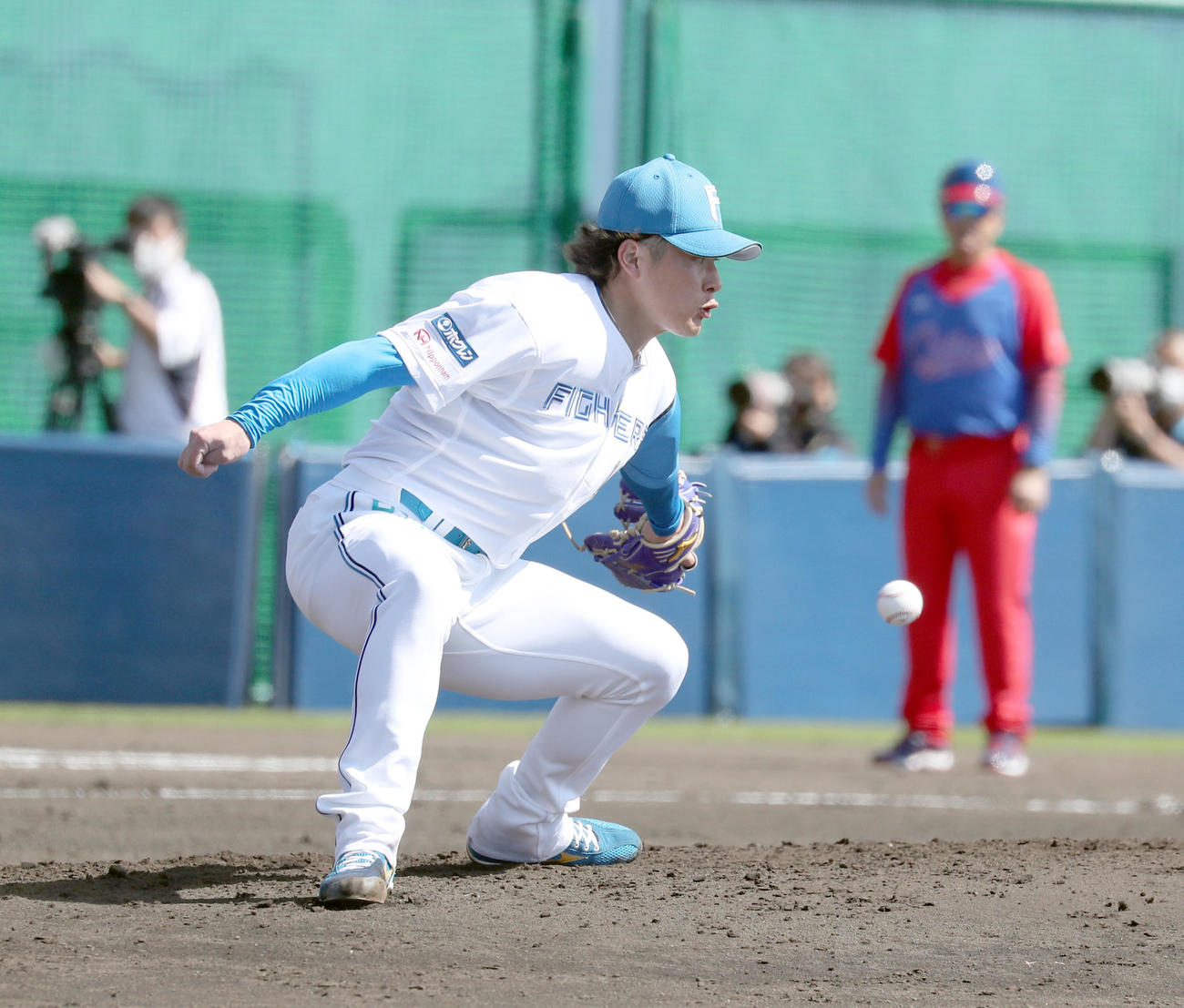 日本ハム対キューバ　3回表、打球に反応する日本ハム吉田（撮影・佐藤翔太）