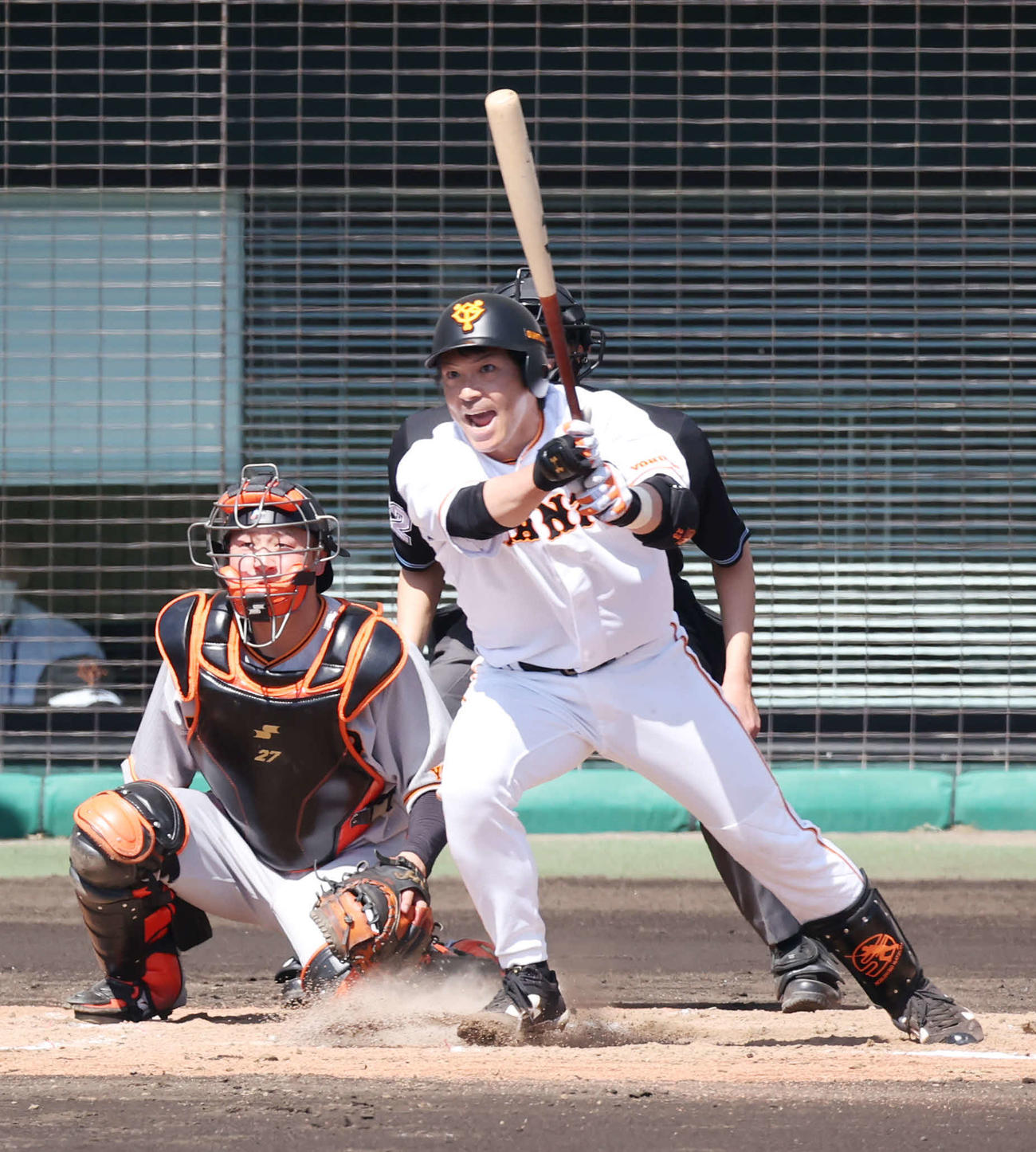 巨人紅白戦　2回裏白組2死一塁、安打を放つ松田（撮影・宮地輝）
