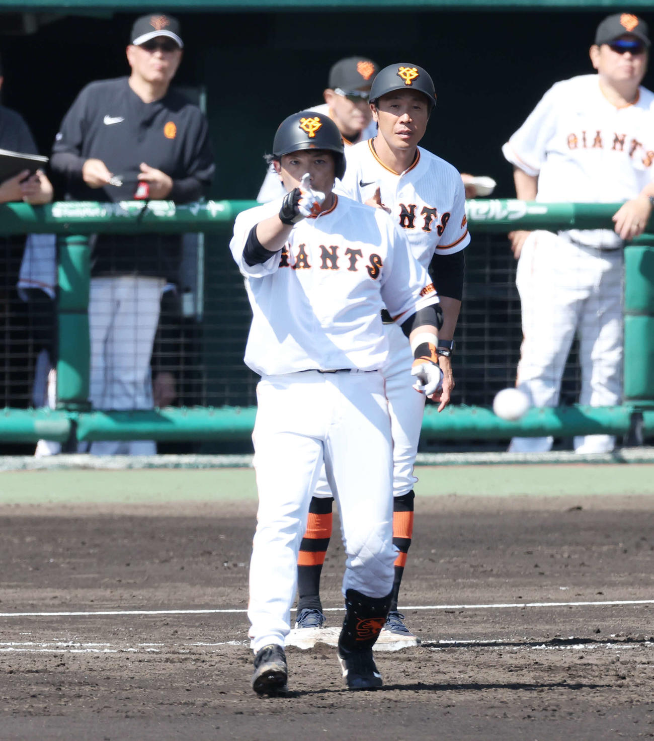 巨人紅白戦　2回裏白組2死一塁、安打を放った松田（撮影・宮地輝）