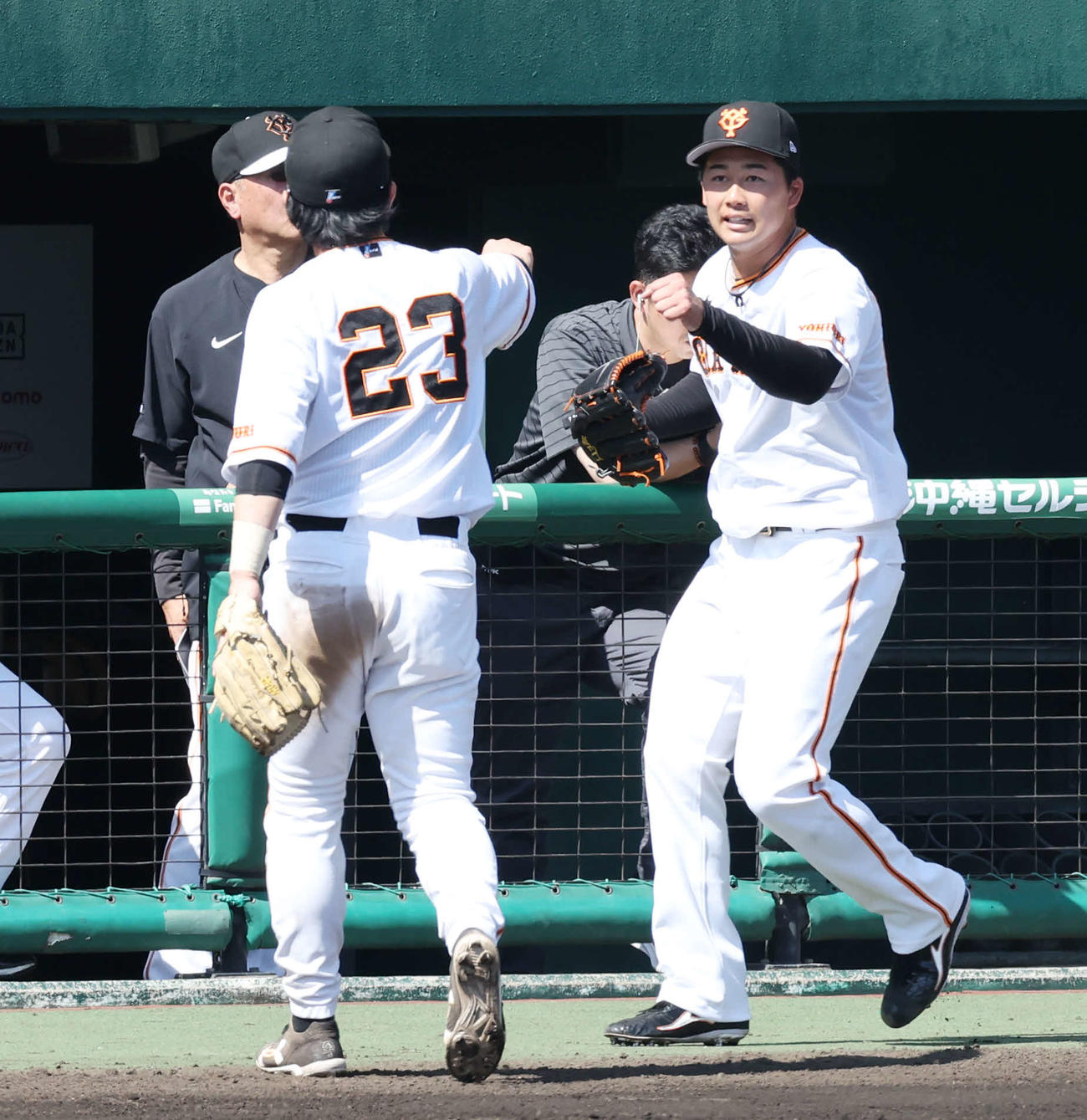 3回表紅組の攻撃を抑えて白組松田（左）とタッチする巨人代木（撮影・宮地輝）