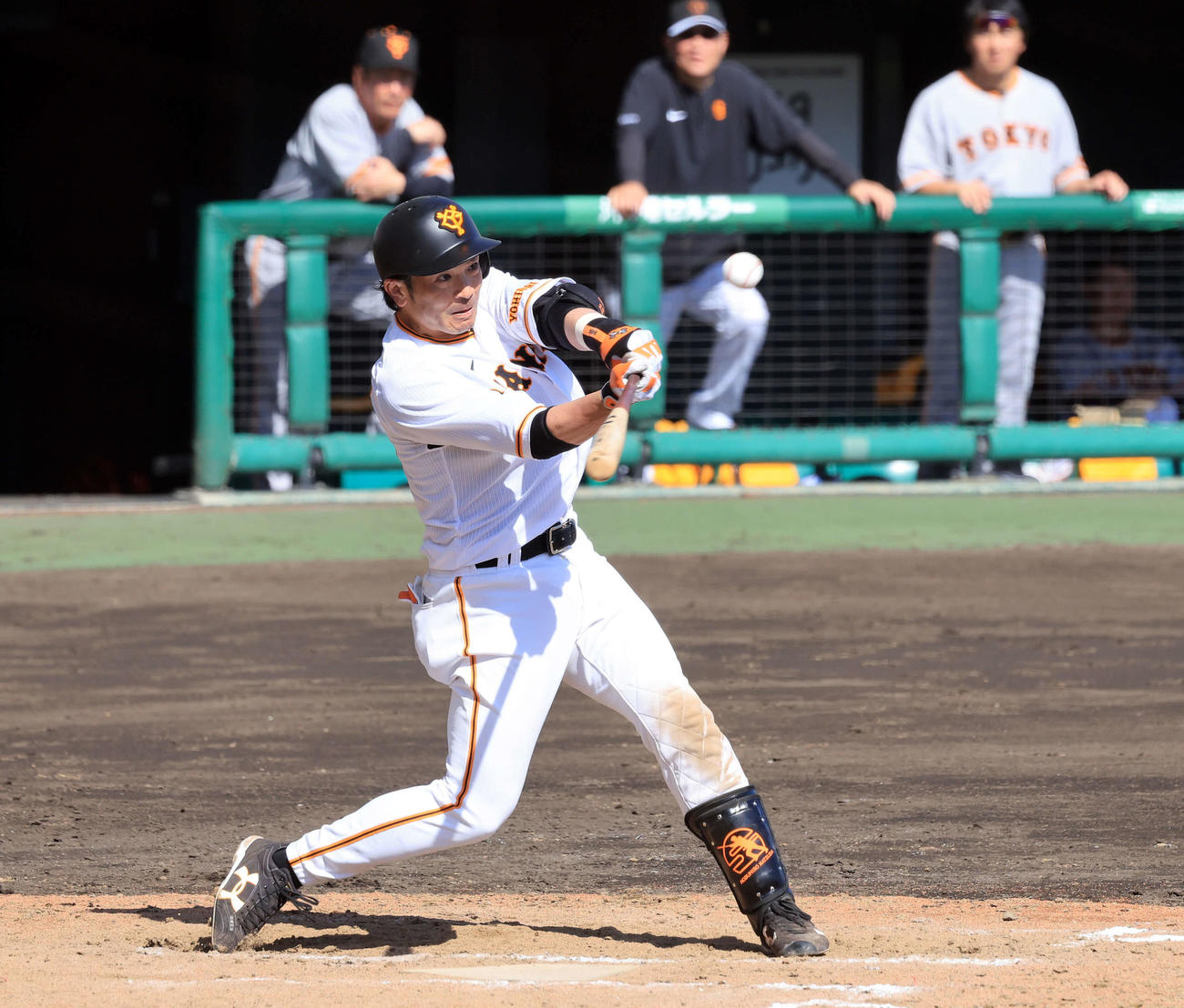 巨人紅白戦　6回裏白組2死、松田は右方向に大きな打球を放って、柵越えかと思われたが、ならずがっくり（撮影・浅見桂子）