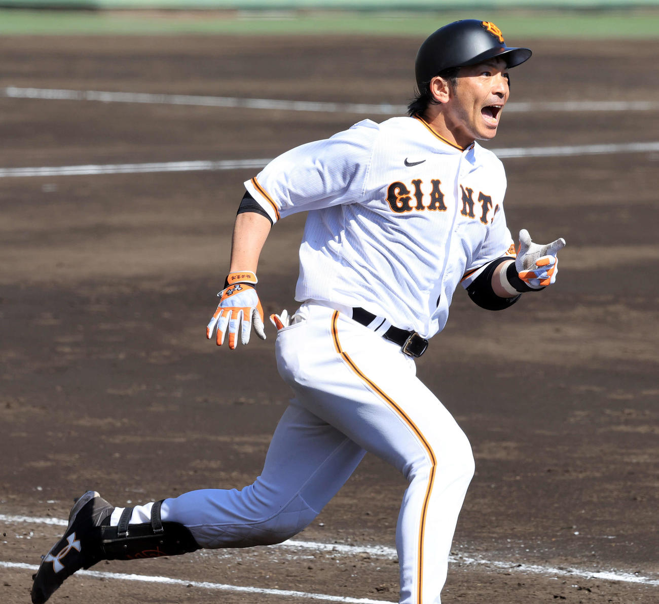 巨人紅白戦　6回裏白組2死、松田は右方向に大きな打球を放って、柵越えかと思われたが、ならずがっくり（撮影・浅見桂子）