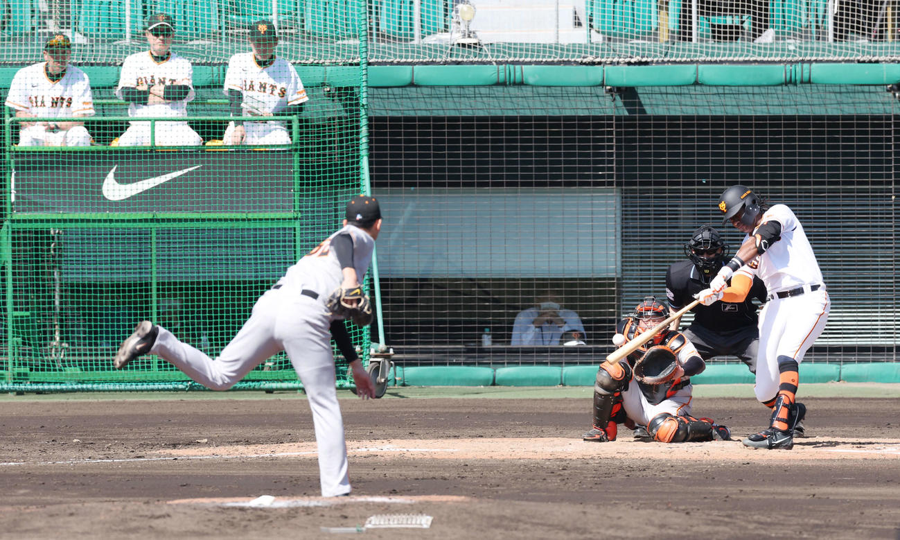 巨人紅白戦　3回裏白組無死、安打を放つブリンソン。投手横川（撮影・宮地輝）