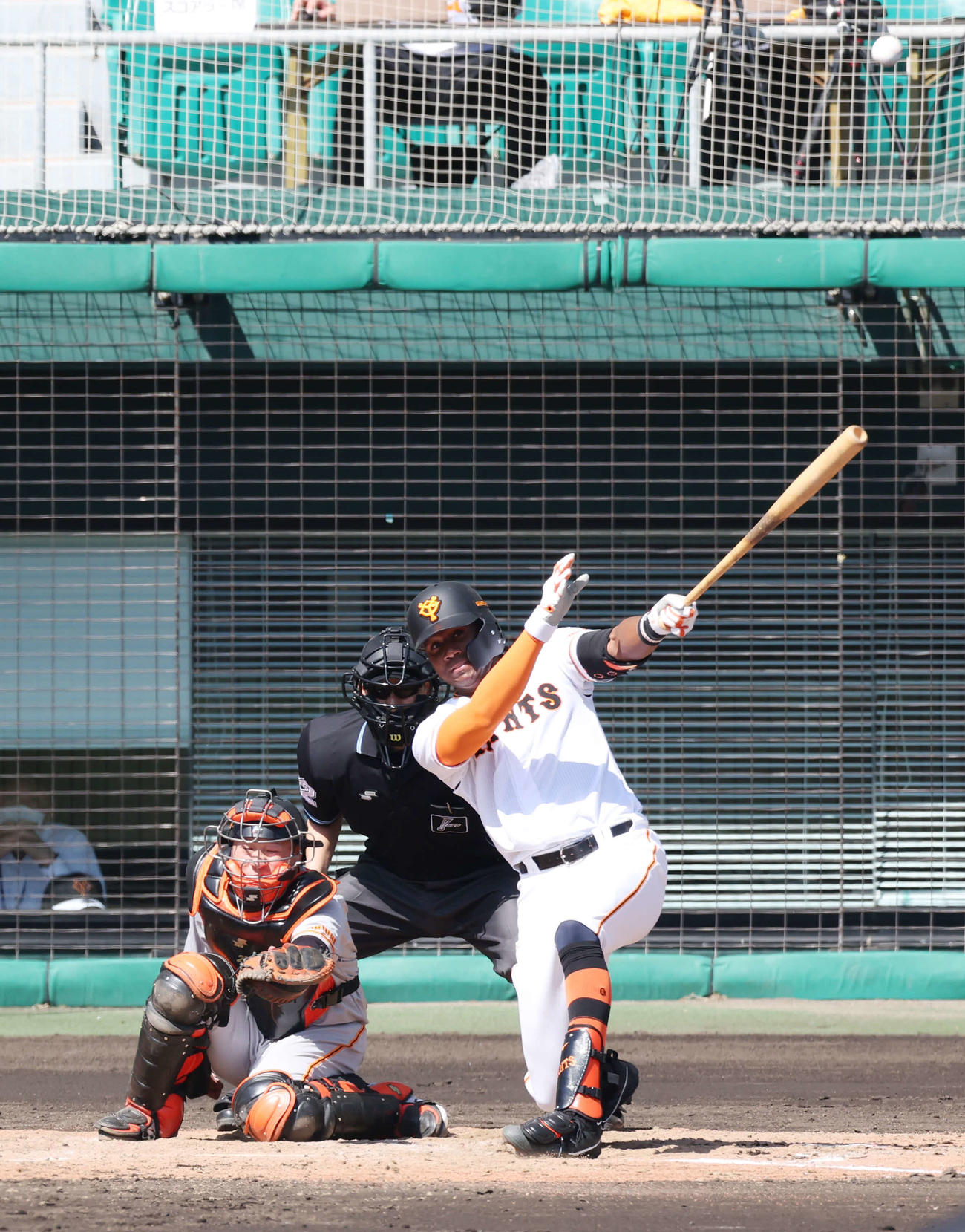 巨人紅白戦　3回裏白組無死、安打を放つブリンソン（撮影・宮地輝）