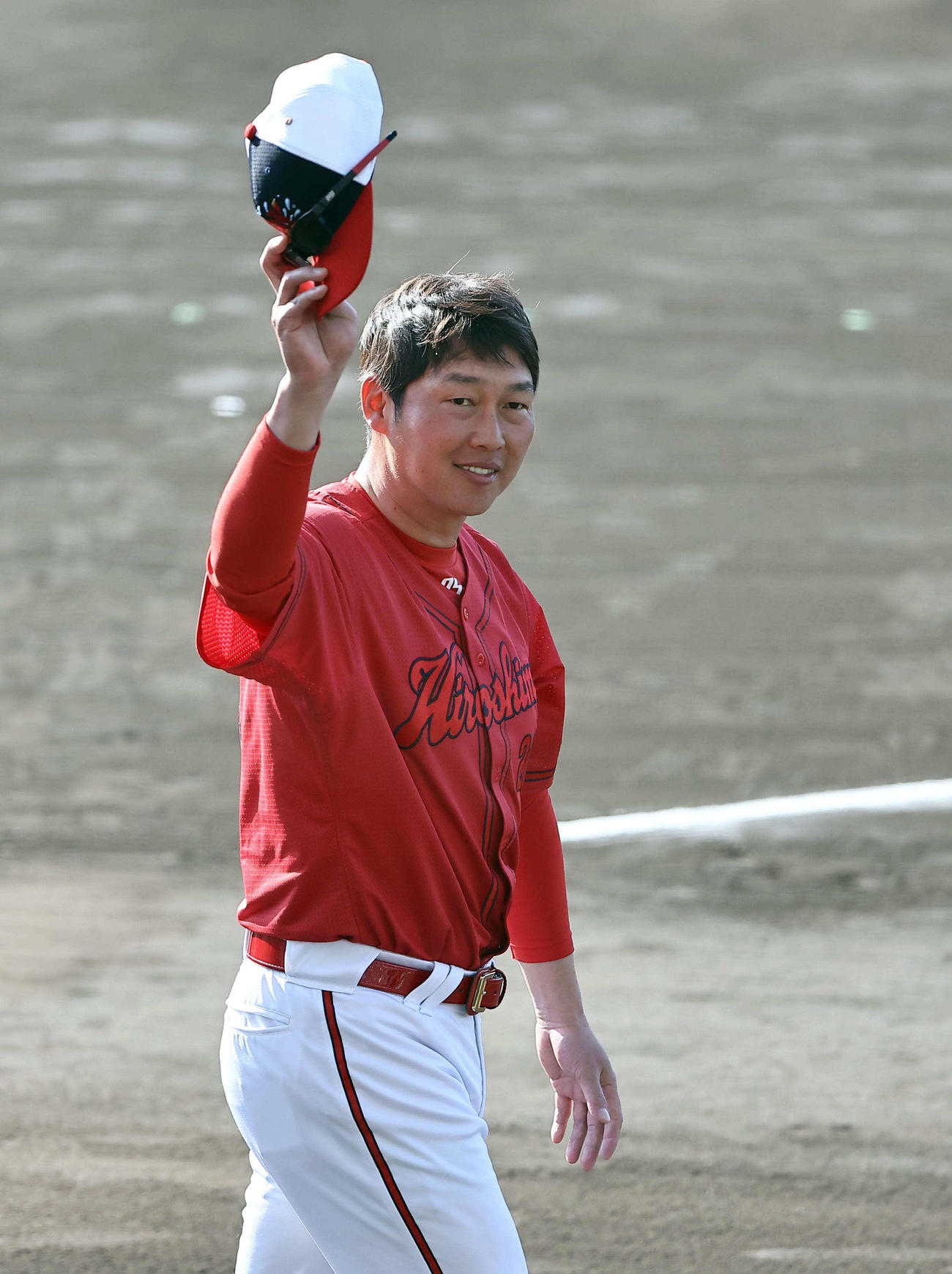 歓迎式を終えた新井監督はファンの拍手に帽子をあげて応える（撮影・上田博志）