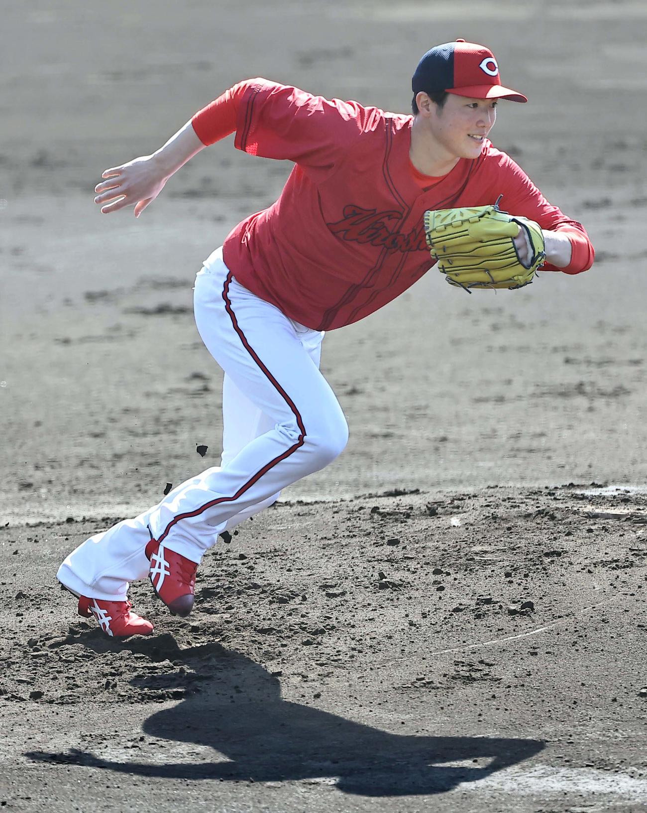 ベースカバーに入る森下は一塁へダッシュする（撮影・上田博志）