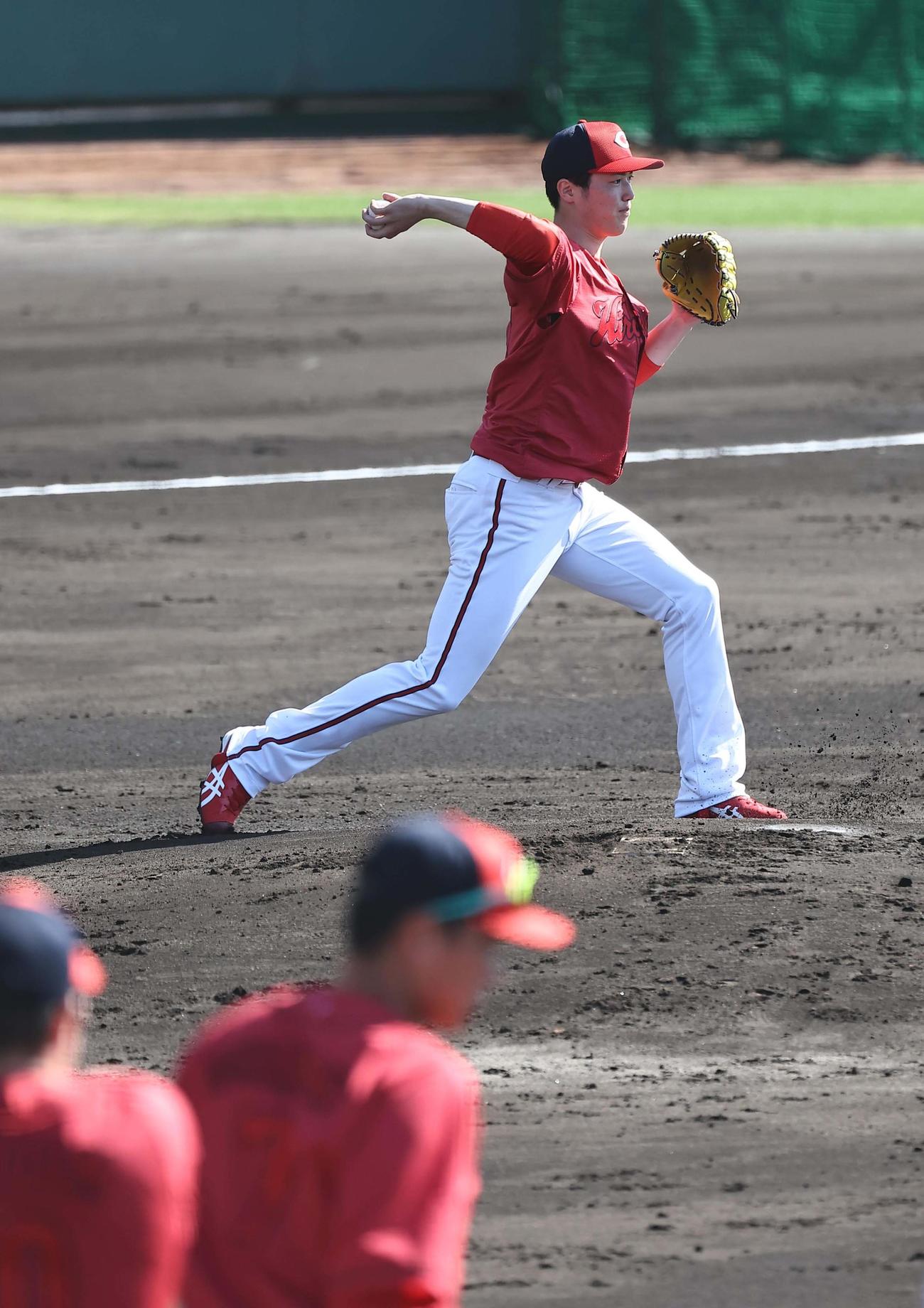 投内連係プレーの練習で二塁へ送球する森下（撮影・上田博志）