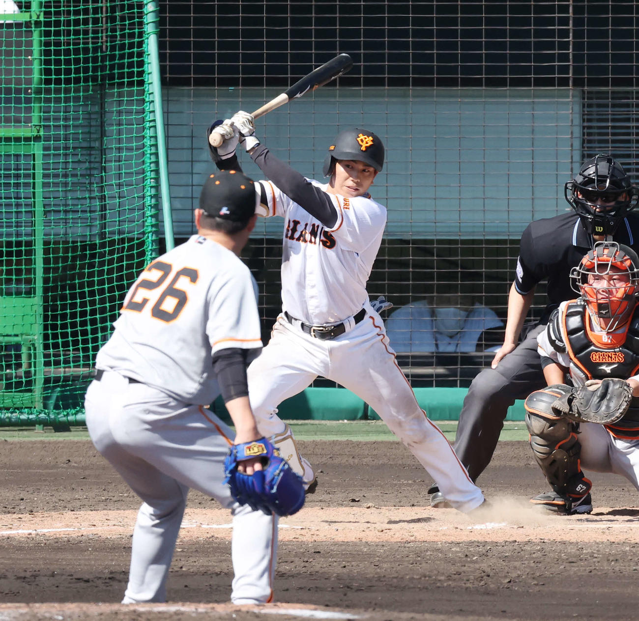 巨人紅白戦　5回裏白組2死、内野安打を放つ門脇。投手今村（撮影・宮地輝）