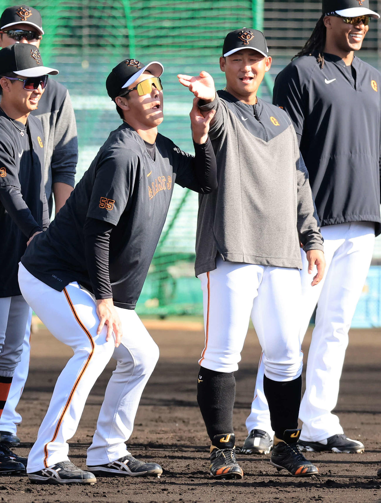 ダッシュ練習中、巨人秋広優人（左）にちょっかいを出す（撮影・浅見桂子）