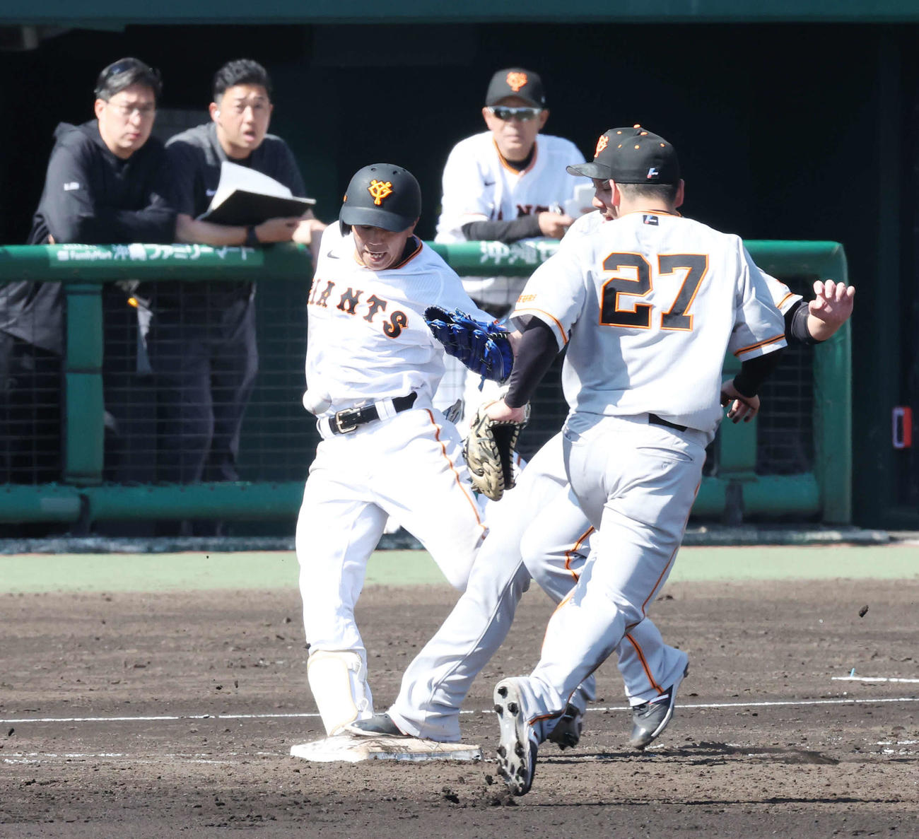 巨人紅白戦　5回裏白組2死、門脇（左）は一塁内野安打を放ち、一塁に激走する。右は今村。手前は岸田（撮影・宮地輝）