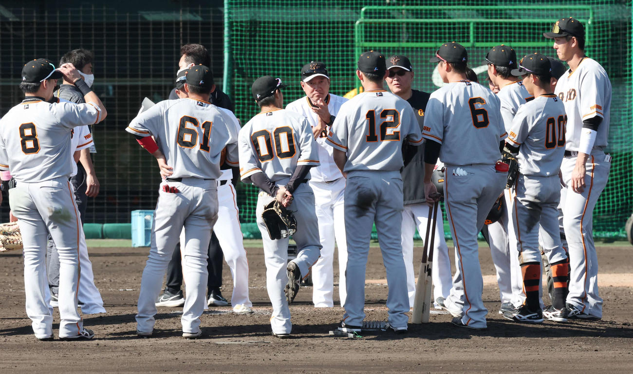 紅白戦を終え締める巨人原監督（中央）（撮影・宮地輝）