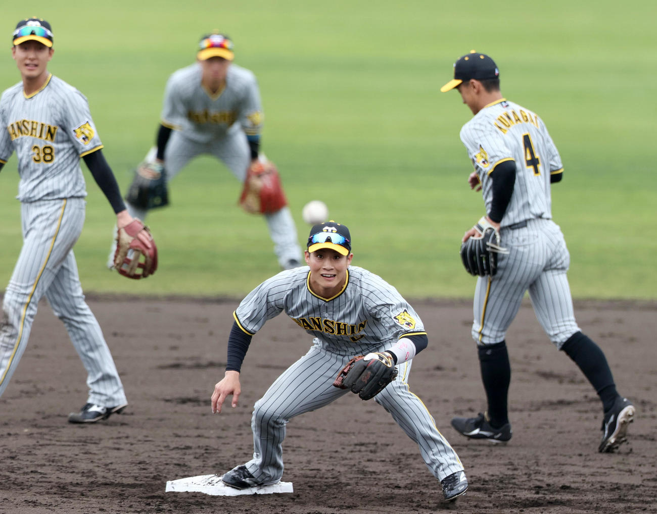 シートノックでする木浪（手前）（撮影・上山淳一）