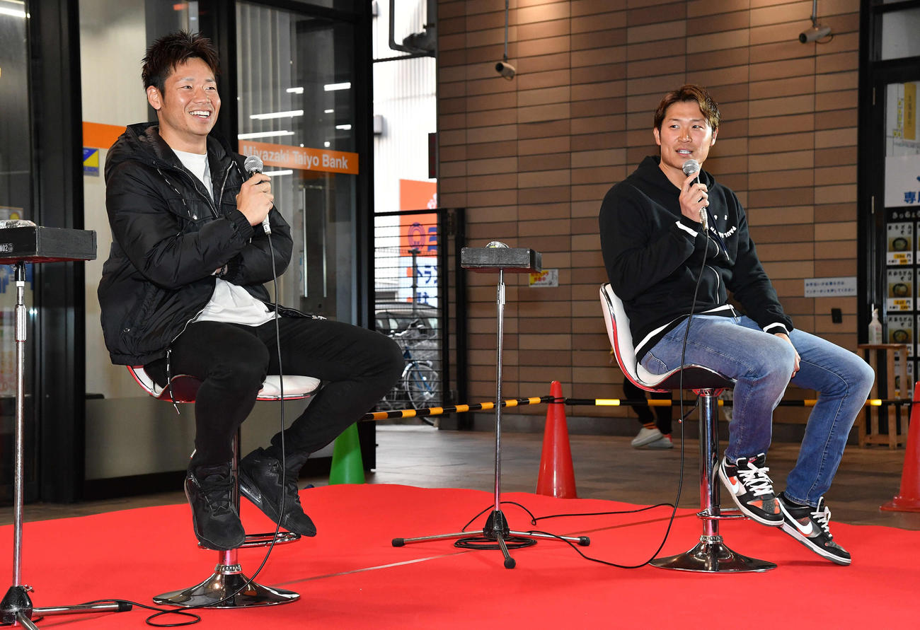 トークショーを行う近藤（左）と阿部（撮影・岩下翔太）