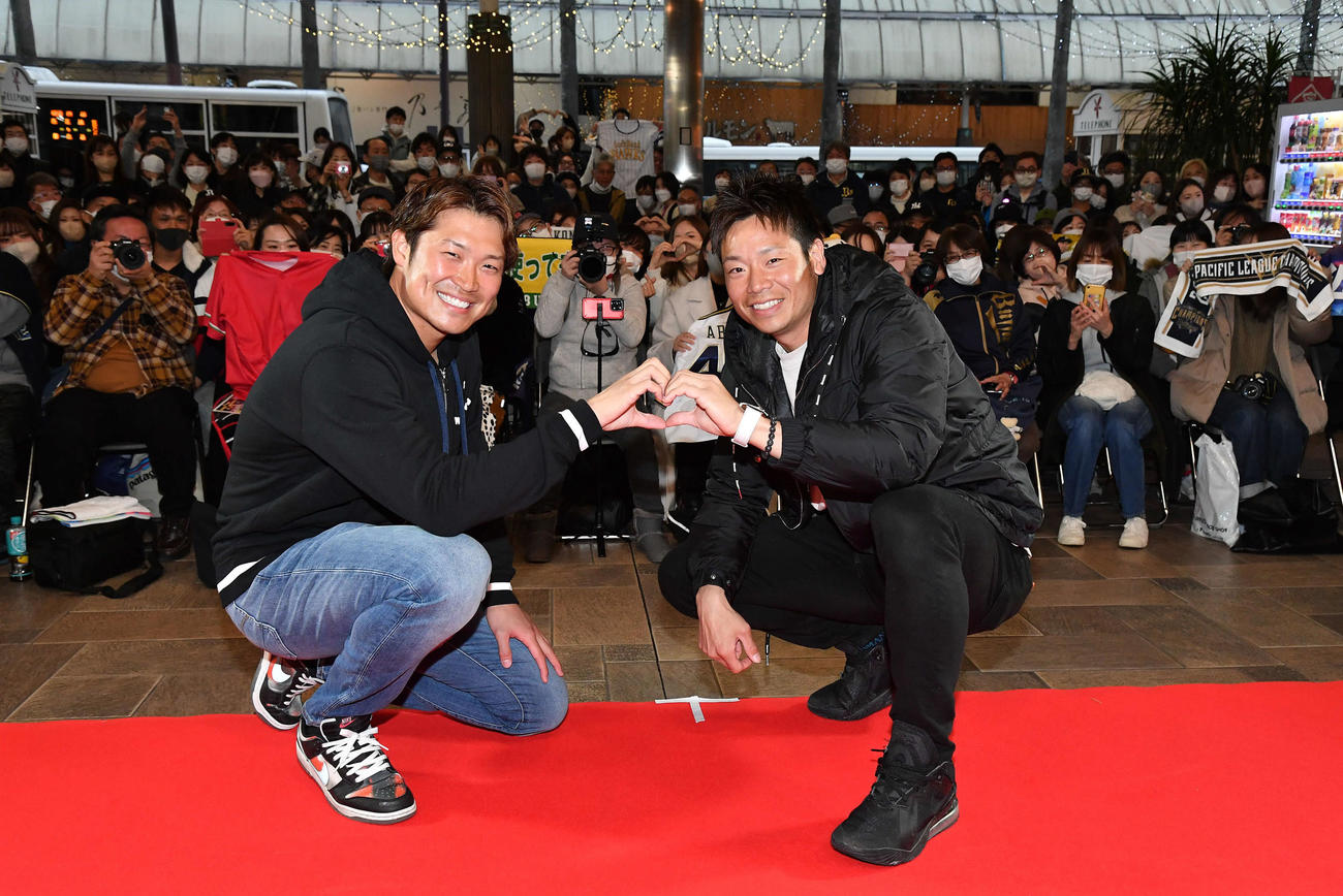 トークショーを終え、集まったファンを背にハートをつくる阿部（左）と近藤（撮影・岩下翔太）
