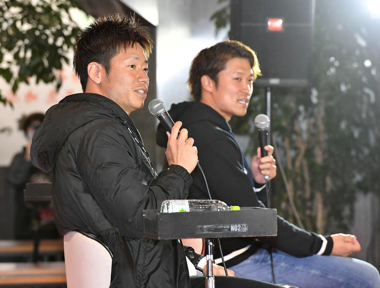 トークショーを行う近藤（左）と阿部（撮影・岩下翔太）