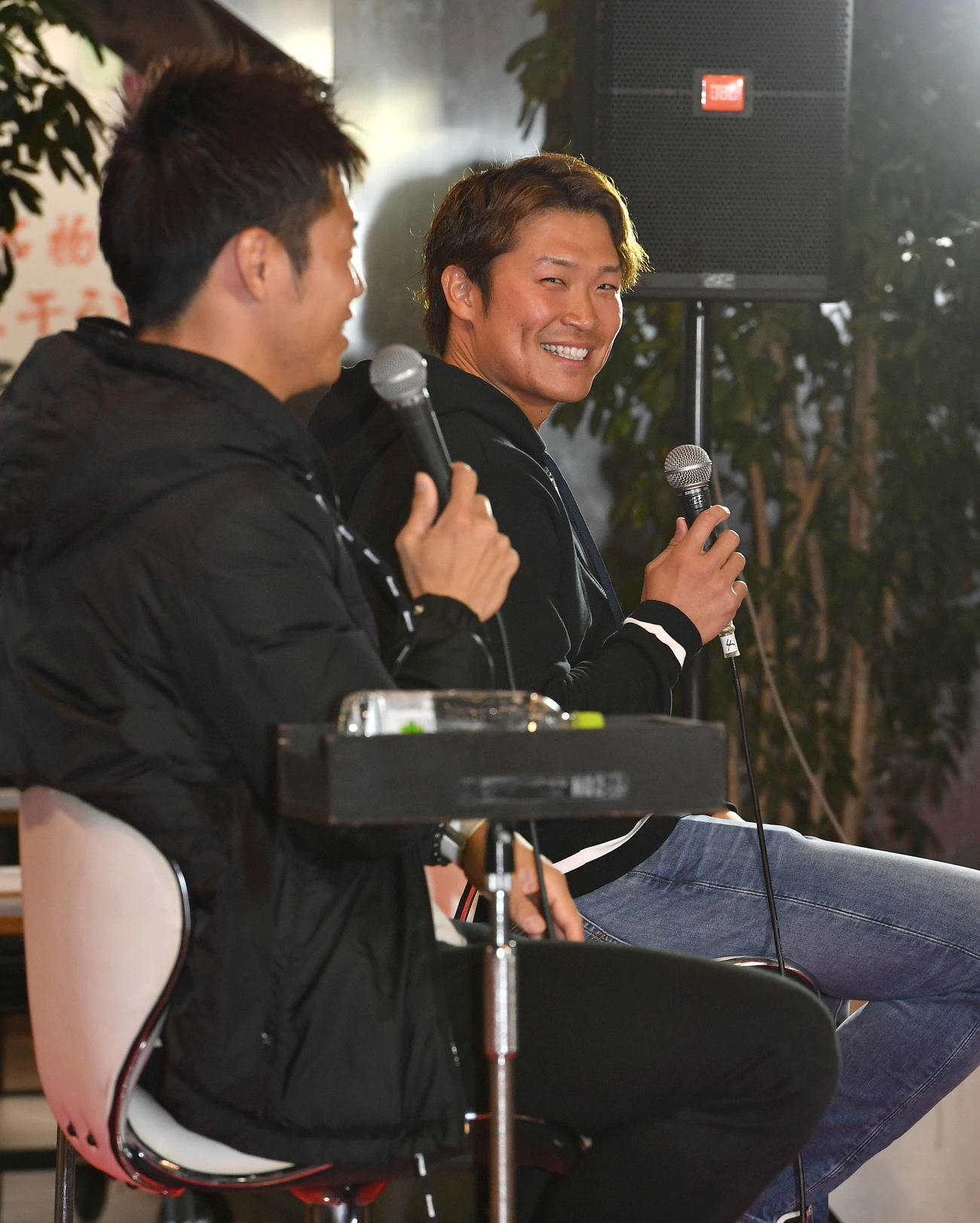 トークショーを行う阿部（右）と近藤（撮影・岩下翔太）